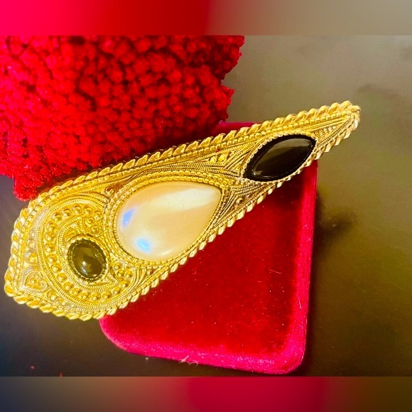 1928 Jewelry - 1928 Large Pearl and Onyx Gold Tone Brooch